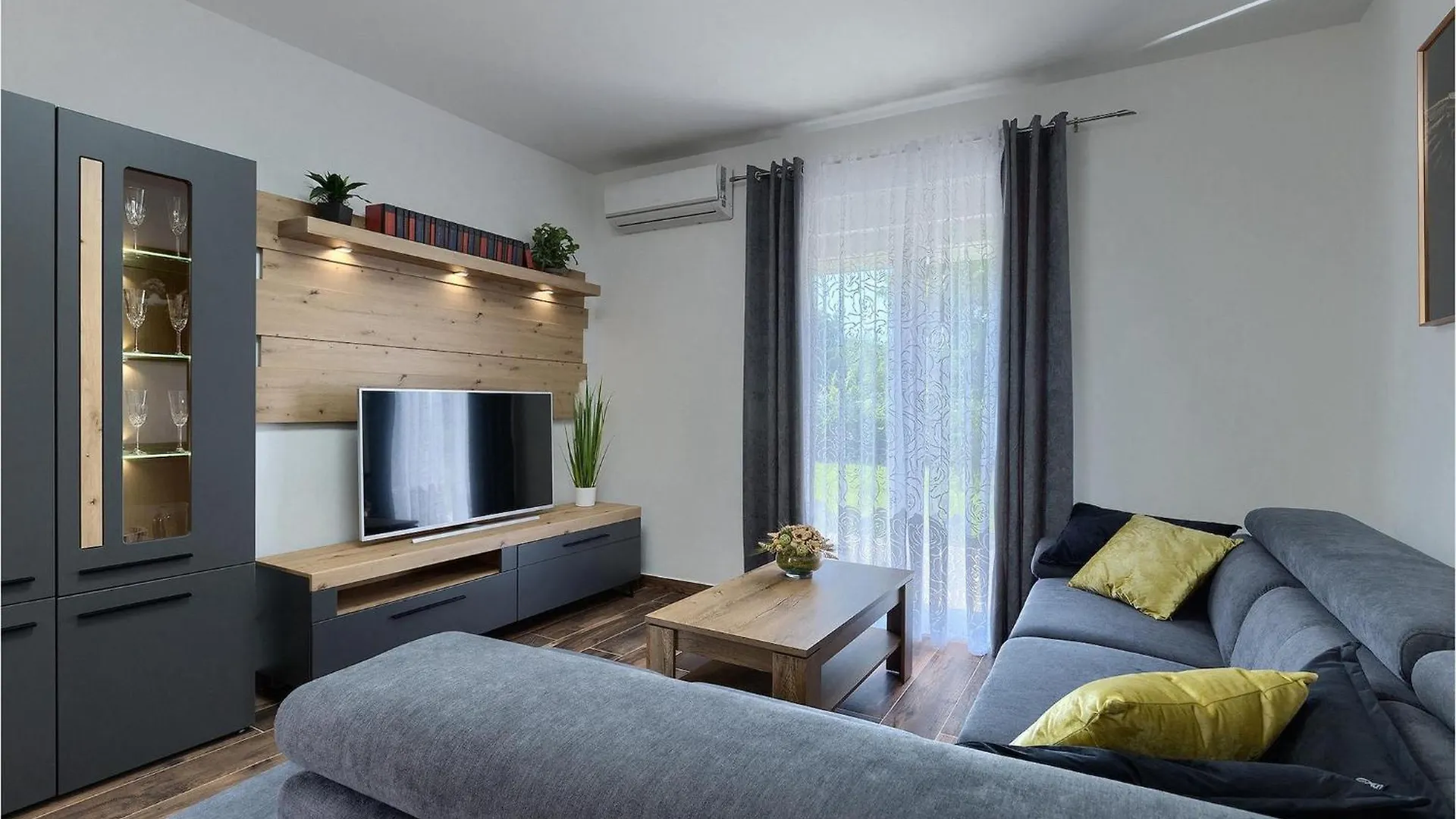 Villa Elanna Sumber