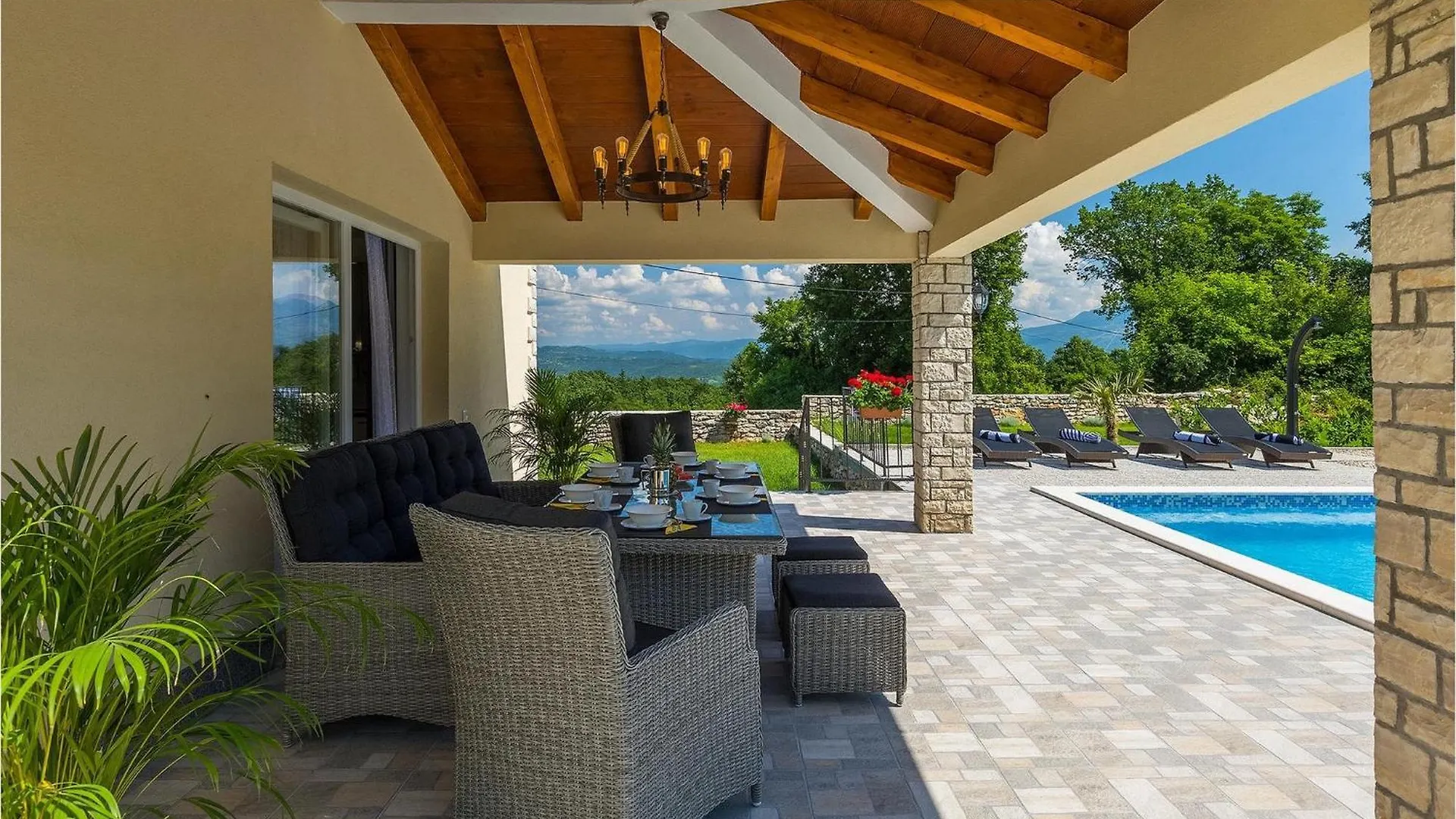 Villa Elanna Sumber